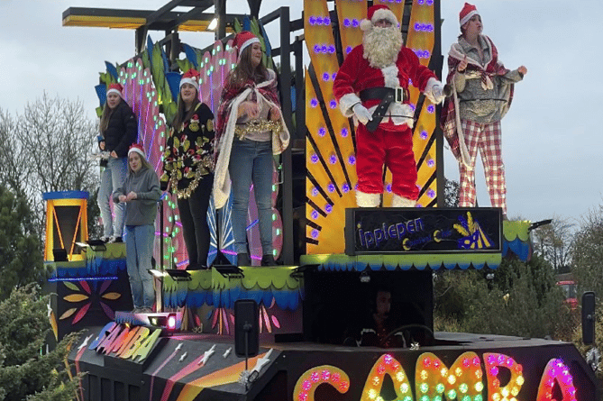 Santa arrives at Fermoys Garden Centre, courtesy of Rotary Newton Abbot with the support of
Ipplepen Carnival.