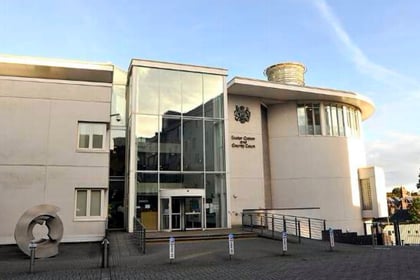 Antique dealer cleared of assaults in row over ring