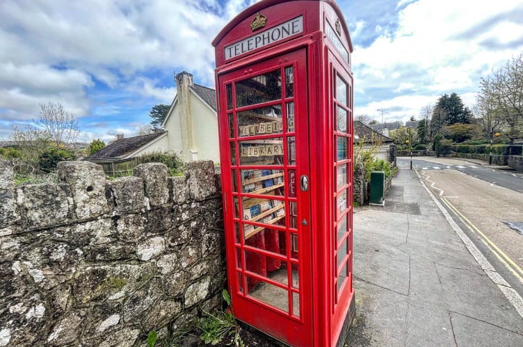 Moretonhampstead Phone-box Library