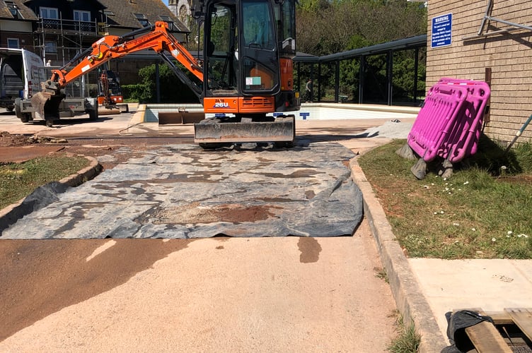 Diggers working to fix leak at Teignmouth Lido