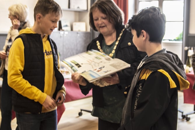 Mayor of Dawlish Cllr Lin Goodman-Bradbury with two students from Collège Saint-Trémeur presenting letters and A3 posters for their penfriends in Dawlish College