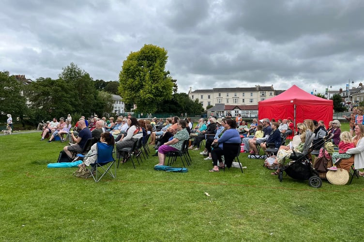 Crowds enjoy As You Like It in Dawlish 