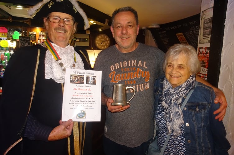 Portreeve Allan Vizor and Ale Taster Carol Bunday presents theDartmouth Inn’sChris Storey with the Ballamy Tankard.