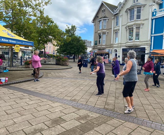 Flash mob Zumba boosts Alice Cross